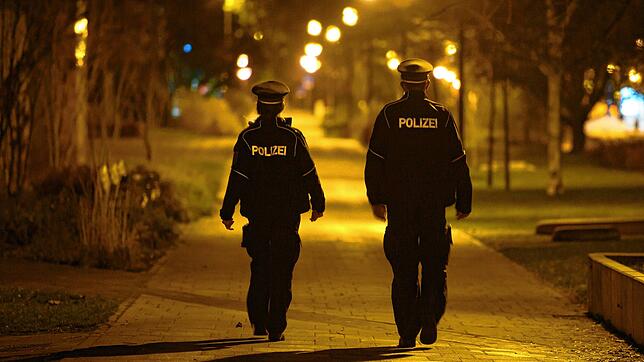 Polizisten auf Streife: Am ersten Wochenende nach Einführung der neuerlichen nächtlichen Ausgangssperre blieb es in Singen und dem Hegau ...