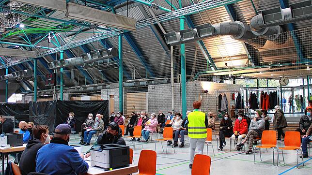 Die gute Organisation des Impftags in der Jahnhalle wurde sowohl von den Helfern als auch von den Impflingen sehr gelobt. Die ...