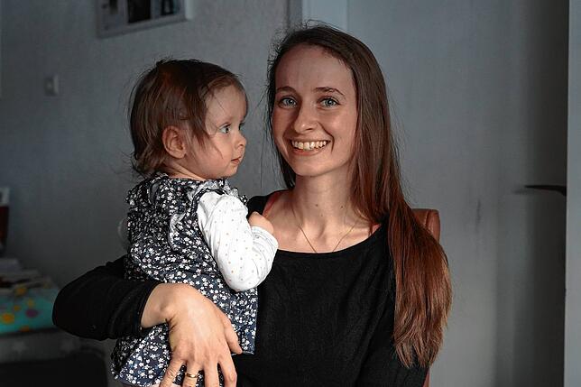 Physiotherapeutin Svenja Martin mit ihrer Tochter Nala Malou. Die 27-Jährige wurde im ersten Jahr der Coronakrise Mutter und musste ihre ...