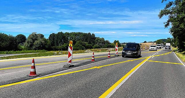 Frisch aufgebrachte Markierungen auf der B 33. Diese Arbeiten waren der Grund für die Verkehrsbehinderungen.