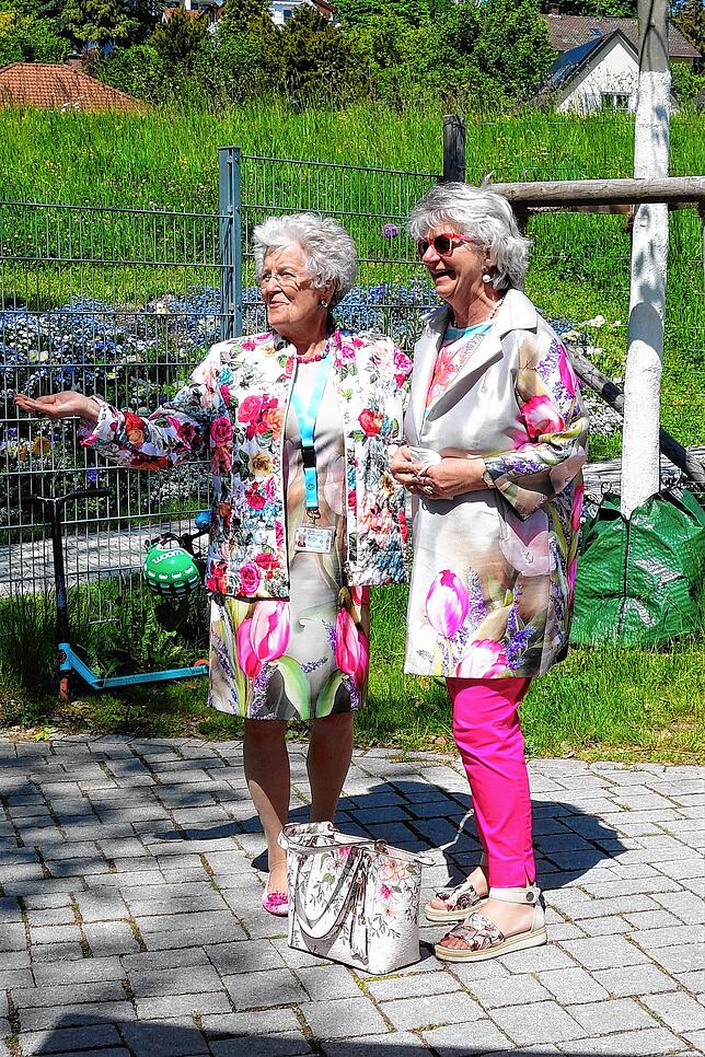 Christa Nietzel (links) vom Besucherempfang und Hilde Graf haben spontan die Jacken getauscht. Beide lieben Blumen auch als Stoffmotiv ...
