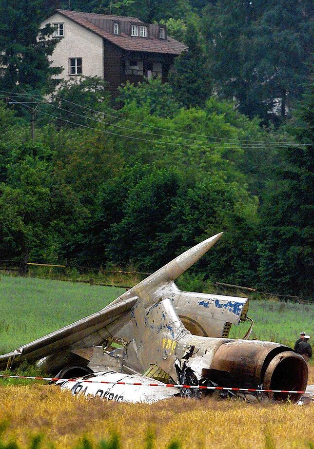 Bild 8: Bilder von Trümmern und Trauer: Vor 20 Jahren stießen über Überlingen zwei Flugzeuge zusammen