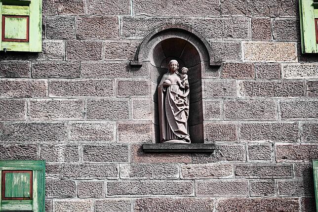Madonna in Wandnische am katholischen Pfarrhaus