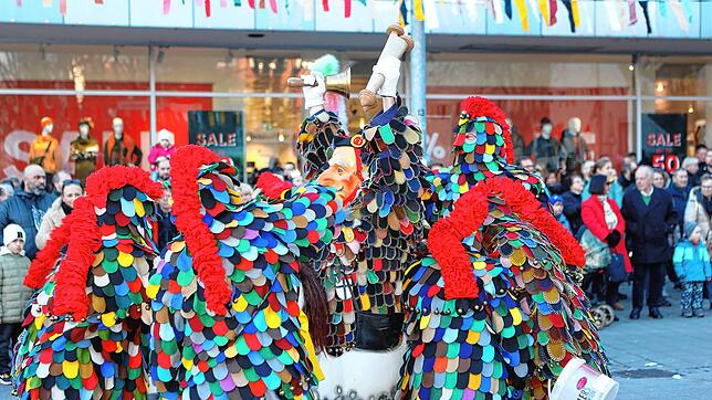 Bild 21: Konstanzer Fasnacht: Blätzlebuebe feiern den Auftakt 2023 auf dem Augustinerplatz