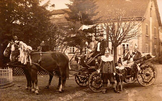 In Markdorf wurde die karnevalistische Tradition gepflegt: Pferdekutsche mit Prinz Karvenal.