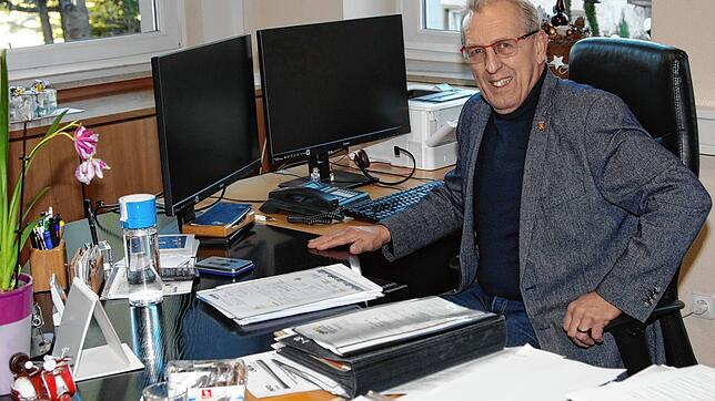 Viel Arbeit hatten Bürgermeister Manfred Ossola und sein Team im vergangenen Jahr im Rathaus in Aach, wie der Blick auf seinen ...