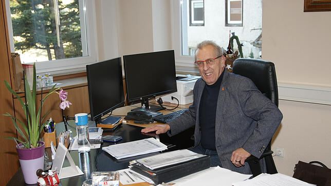 Bürgermeister Manfred Ossola will eine weitere Amtszeit an seinem Schreibtisch im Rathaus von Aach verbringen.