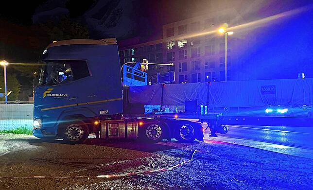 Die riesigen Holzstützen müssen vom Ortseingang an von einer Polizeistreife begleitet werden. Sie regelt auch den Verkehr auf der ...