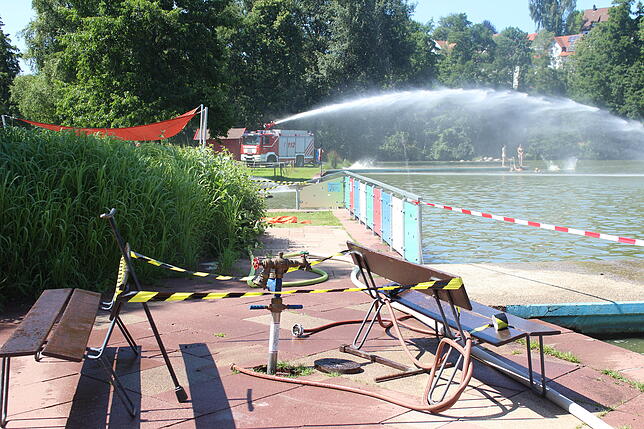 Bild 3: Jähes Ende für den Badespaß am Klosterweiher: Nach Wasserbeprobung Weiher teilweise gesperrt