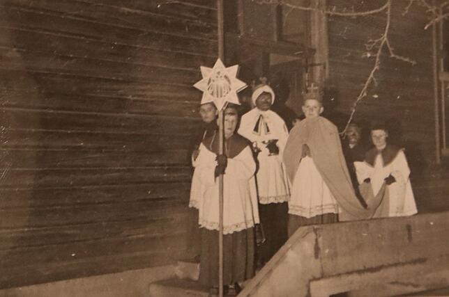 Die ersten Sternsinger gingen in Wutöschingen Ende der 1940er Jahre von Tür zu Tür. Die Kostüme wurden von einer Mädchengruppe genäht, ...