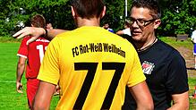Da geht&lsquo;s lang: Der Weilheimer Trainer Oliver Neff gibt Martin Villinger einige Tipps. Am Samstag erwartet der FC RW Weilheim in ...