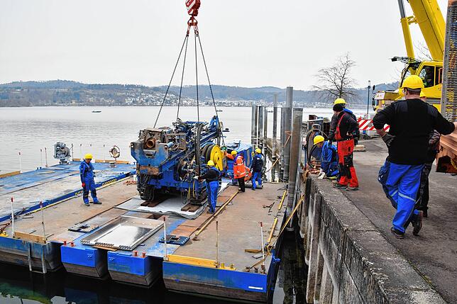 Bild 1: Bilder vom Zusammenbau einer Bohrplattform im Bodmaner Hafen