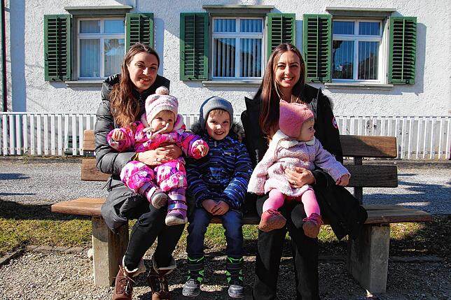 Die beiden Schwestern Alina Hutarova (links) und Anna Vollert (rechts) sitzen Anfang März mit ihren Kindern auf einer Parkbank in ...