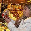 Marion Král aus Waldshut ist auf dem Waldshuter Weihnachtsmarkt sehr angetan von Glas- und Holzkunst aus dem Erzgebirge.