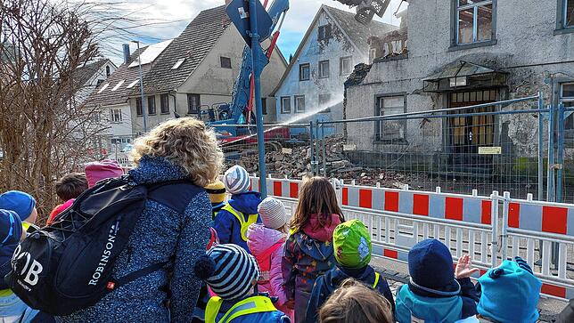 Für die Elefantengruppe des Allensbacher Kinderhauses St. Nikolaus ist der Ausflug zur Abrissbaustelle ein großes Abenteuer. Erzieherin ...