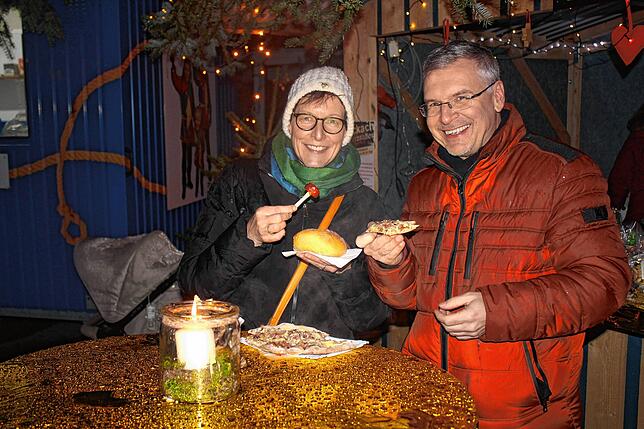 Der neue evangelische Pfarrer Ulf Weber und seine Frau Heike Heckmann genossen die gute Stimmung beim Winterzauber. Sie kamen mit vielen ...