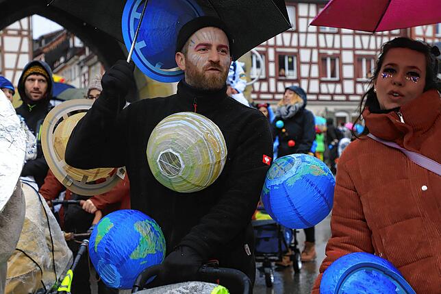 Bild 14: Überlingen am Schmotzigen Donnerstag: Bunte Bilder vom Kindergarten-Zug in der Altstadt