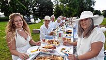 Bild : Französisches Picknick ganz in Weiß im Donaueschinger Schlosspark