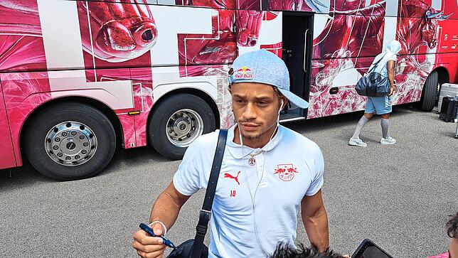 Der Niederländer Xavi Simons nimmt sich nach der Ankunft im Trainingslager einen Moment Zeit für die Fans.