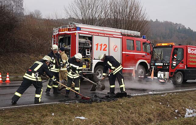 Die Freiwillige Feuerwehr reinigte die B31 nach dem Brand eines Omnibusses bei Stetten.
