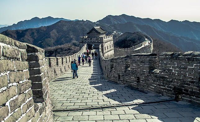 Abschnitt der Chinesischen Mauer bei Mutianyu (China) nahe Peking entlang. Dieser Abschnitt ist der am besten erhaltene der Großen ...