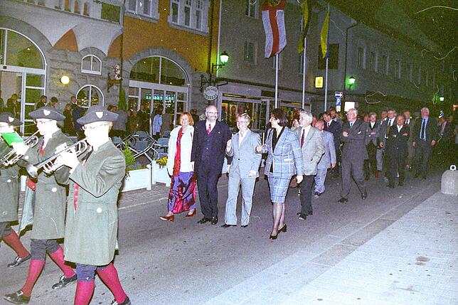 Eine Prozession mit Musik führte bei der Eröffnung der Stadtbücherei durch die Hauptstraße zum Alten Forstamt, das Stockachs neues ...