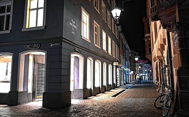 Eine Gasse in der Innenstadt von Freiburg. Baden-Württemberg will die Corona-Notbremse des Bundes komplett in Landesrecht umsetzen und ...