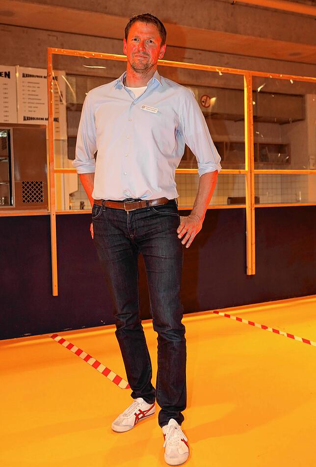 Martin Müller im Foyer der Schänzlehalle. Der stattliche Modellathlet ist 197 Zentimeter groß – Handballer eben.