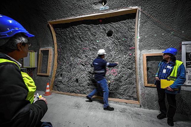 Swisstopo Geologe Christophe Nussbaum zeigt eine geologische Verwerfung des Opalinustons im Felslabor Mont Terri. In Tunneln von 1,2 ...