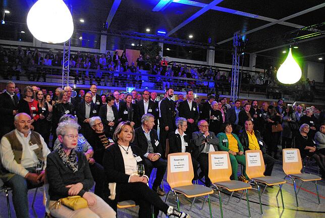 Zahlreich sind die Gäste zum ersten Neujahrsempfang seit Januar 2020 in die Tiengener Stadthalle gekommen.