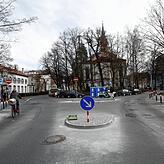 An dieser Kreuzung am Lutherplatz (Blick von der Gottlieber Straße) wurde eine Mittelinsel (im Vordergrund) sowie zusätzlich ein ...