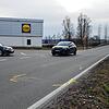 Die Spuren der Unfallaufnahme sind noch zu sehen. Die Dacia-Fahrerin wollte hier links abbiegen und stieß mit einem entgegenkommenden ...