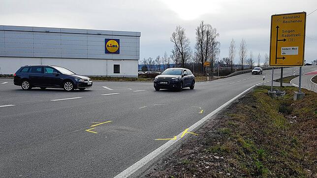 Die Spuren der Unfallaufnahme sind noch zu sehen. Die Dacia-Fahrerin wollte hier links abbiegen und stieß mit einem entgegenkommenden ...