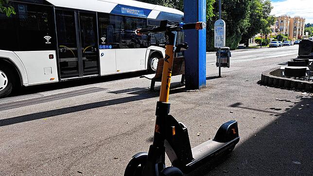 E-Scooter, also Tretroller mit Elektroantrieb: Ob sie weiter in den Bus mitgenommen werden dürfen, hat jetzt Diskussionen ausgelöst. ...