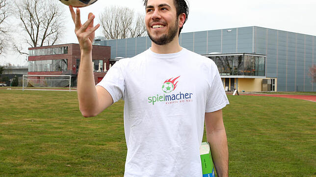 "Ich selbst spiele Fußball, seit ich fünf Jahre alt bin", sagt er beim Fototermin auf dem Schänzle-Sportplatz. Warum also nicht den ...