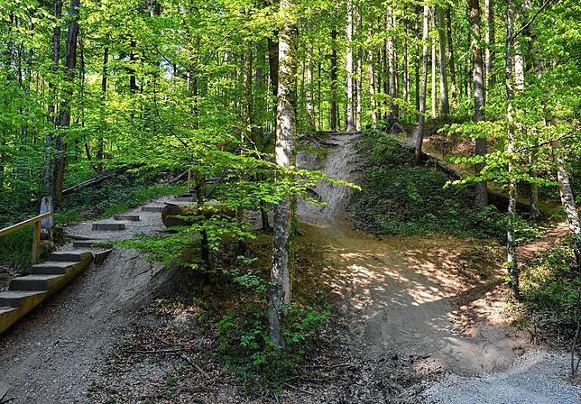 An einigen Stellen besteht schon Mehrspurigkeit, da Ausweichstrecken ausgefahren werden. Bild: