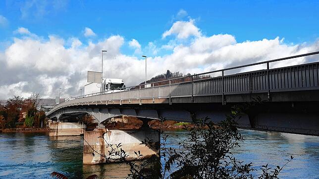 Die Straßenbrücke Waldshut-Koblenz ist jetzt genau 90 Jahre alt. Inzwischen ist sie fast an ihrer Kapazitätsgrenze angelangt. Über den ...