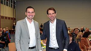 CDU-Bundestagsabgeordneter Andreas Jung (rechts) gehörte zu den ersten Gratulanten, die dem neuen CDU-Kreisvorsitzenden Levin Eisenmann ...