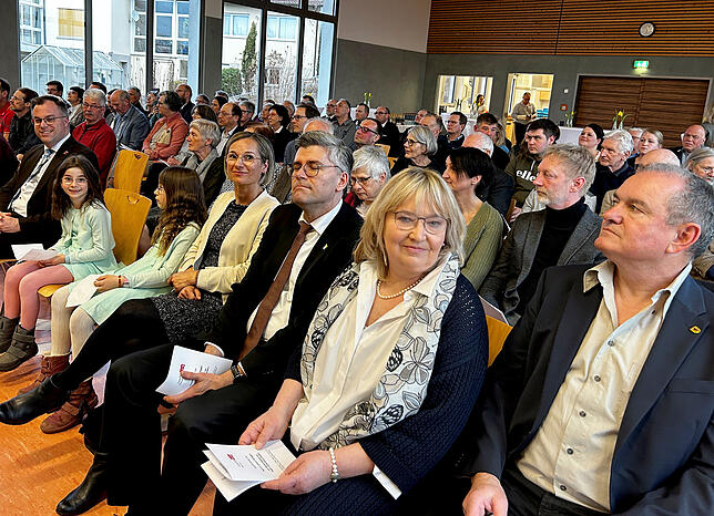 Viele Gäste kamen zum Empfang der Bürgermeisterverpflichtung von Ulrich Krieger. Im Bild vorn von rechts: Stadtammann Herbert Weiss, ...