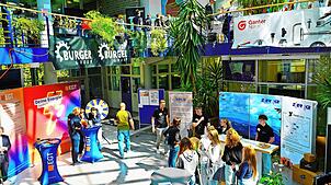Schon im Foyer der Robert-Gerwig-Schule finden sich die ersten Stände der Berufsbildungsmesse. Die 55 Aussteller verteilen sich im ...
