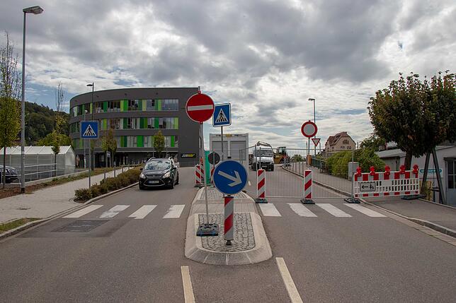 Die Sanierung der ersten Brückenseite hat begonnen. Der Verkehr wird umgeleitet und auch Fußgänger müssen Umwege in Kauf nehmen.