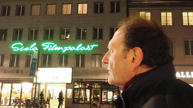 Regisseur Douglas WolfspergerDreharbeiten bei für den Dokumentarfilm über das Ende des Kinos Scala auf der Marktstätte in Konstanz.