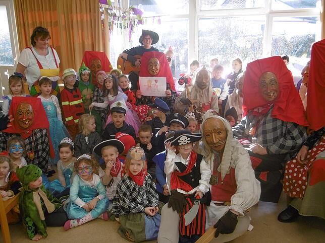 Große Freude im Kindergarten St. Ruchtraud: Gemeinsam befreiten die Siebenplätzhexen und die Hans Heini Narro den Allmendshofer ...