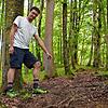 Slim Gamh-Drid vom Singener Mountainbike-Club HMC zeigt auf eine der Fundstellen am Schienerberg, an denen Mitglieder des Vereins ein ...