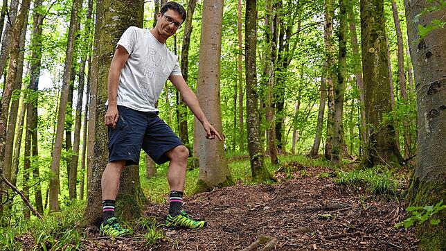 Slim Gamh-Drid vom Singener Mountainbike-Club HMC zeigt auf eine der Fundstellen am Schienerberg, an denen Mitglieder des Vereins ein ...