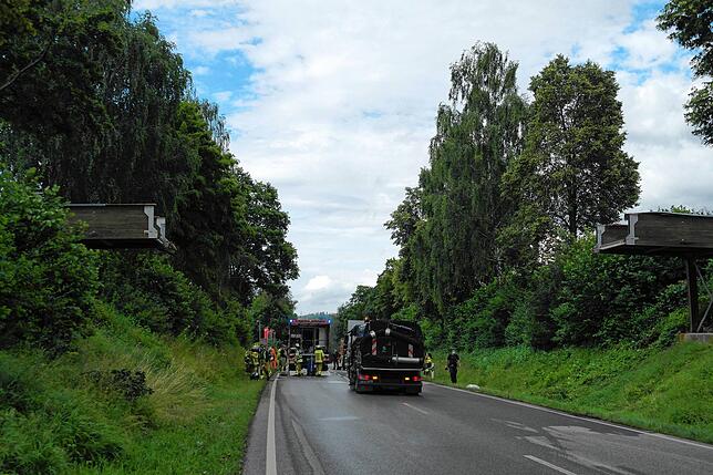 Die B 30 musste in beide Fahrtrichtungen gesperrt werden.
