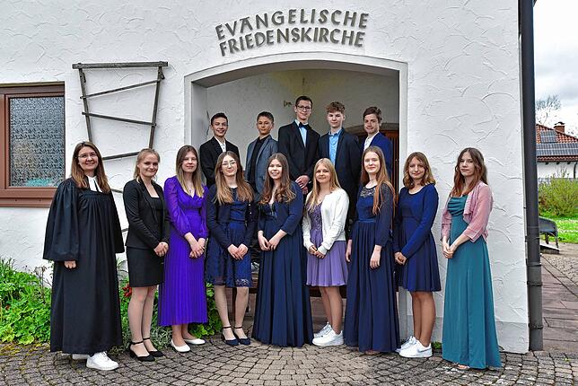 In der Friedenskirche Hüfnigen wurde am 13. sowie 14. Mai Konfirmationen gefeiert. Von rechts nach links (untere Reihe): Anna Mayer, ...