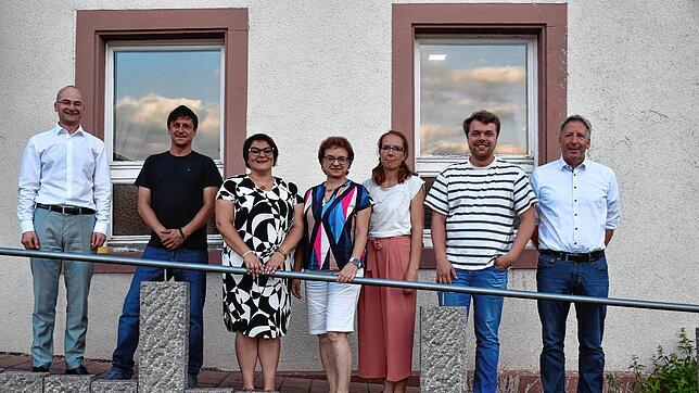 Bürgermeister Martin Ragg (links) freut sich auf die Zusammenarbeit mit dem neuen Ortschaftsrat, der mit drei Frauen und drei Männern ...