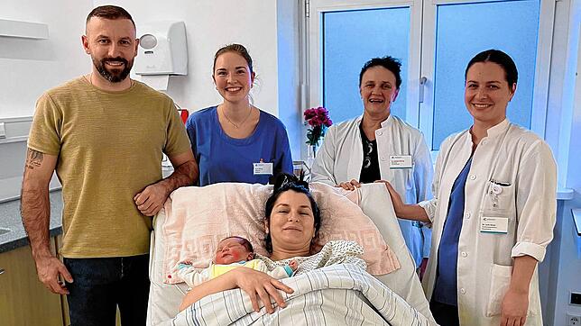 Die stolzen Eltern Sebahate und Feti Hasani kommen aus Singen und genießen die ersten gemeinsamen Stunden mit ihrem Nachwuchs. Mit ihnen ...