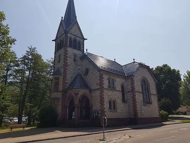 Blick auf die evangelische Kirche in Staufen. Im neuen Staufener Missbrauchsfall um einen 41-jährigen früheren Betreuer einer ...